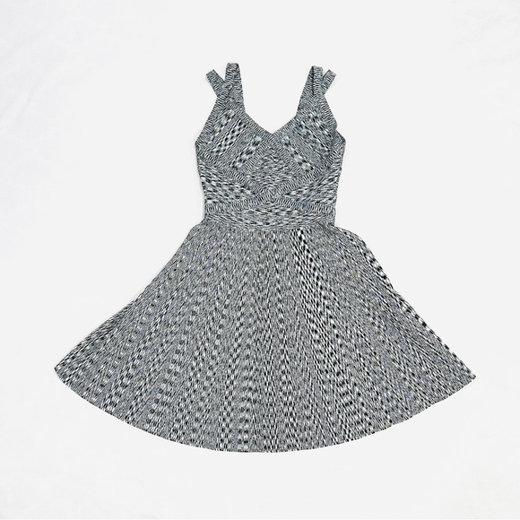 GUESS Los Angeles Black & White Fit and Flare Knit Bodycon Dress - Picture 1 of 9